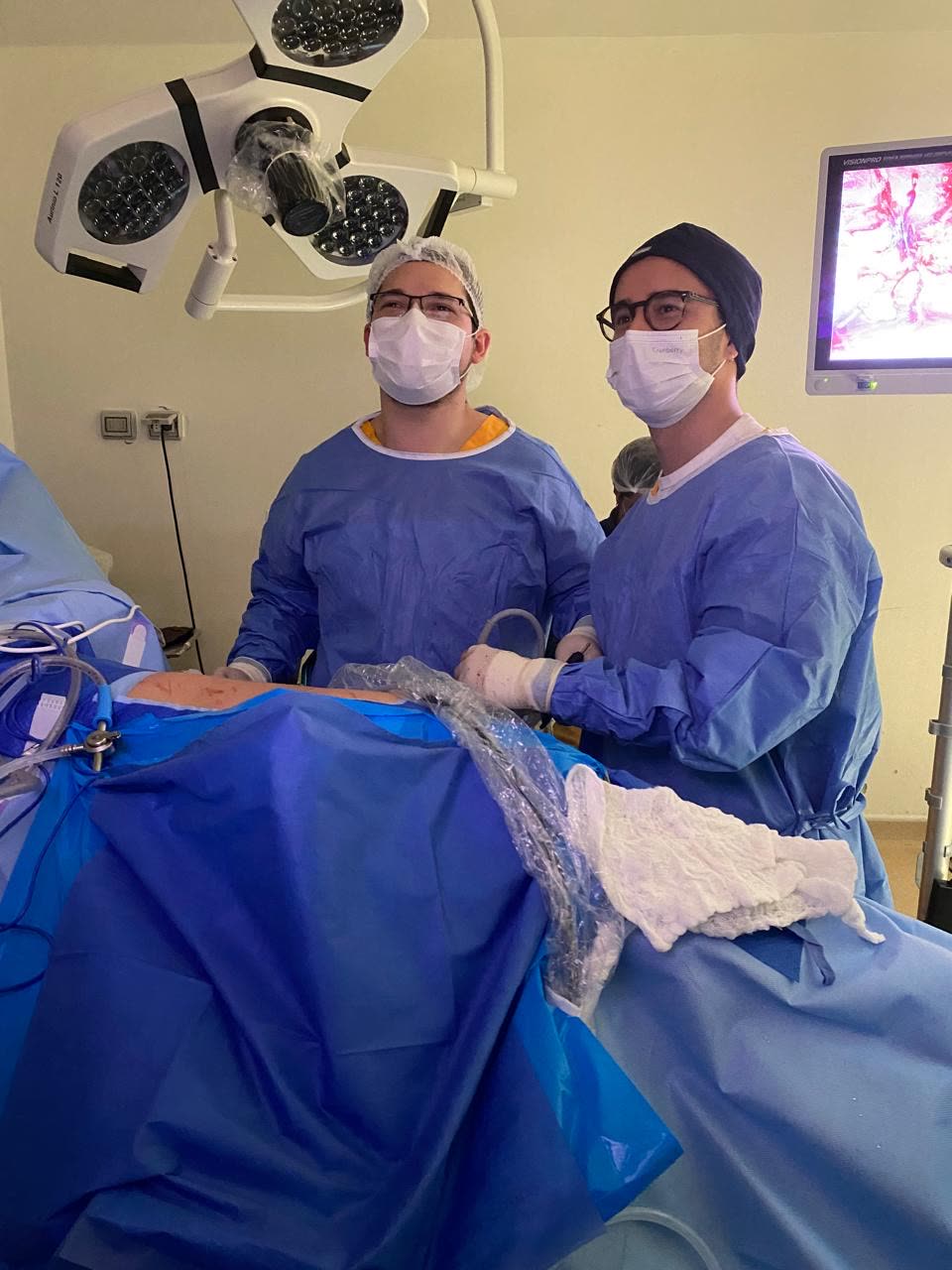 Equipo quirúrgico en pabellón durante una cirugía urológica endoscópica