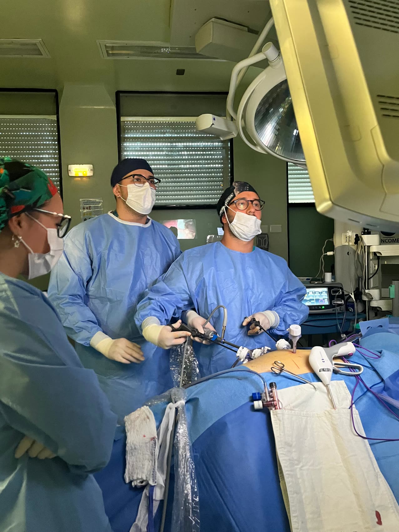 Cirugía laparoscópica mínimamente invasiva en curso